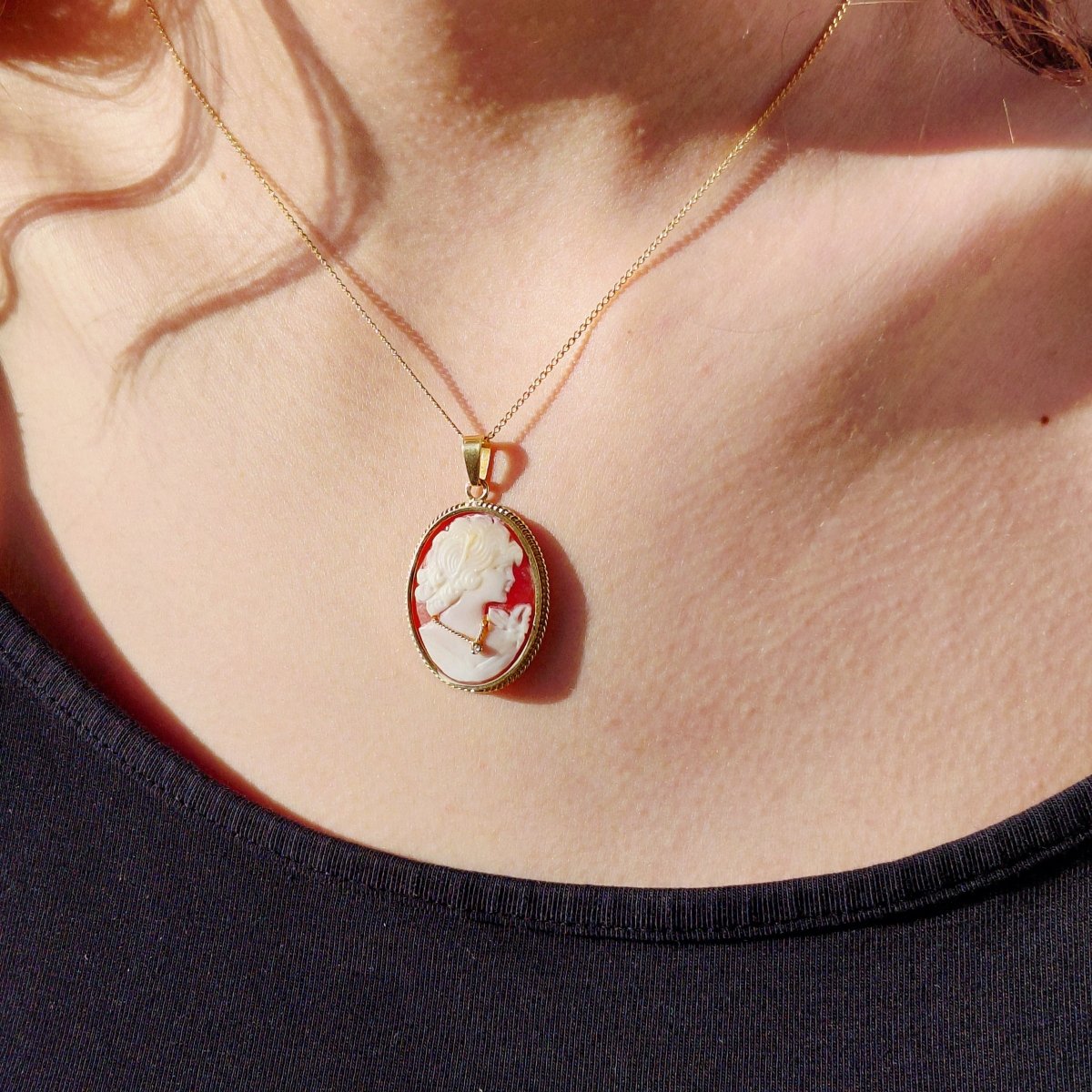 Pendentif Camée en or jaune, coquillage, et diamant - Castafiore
