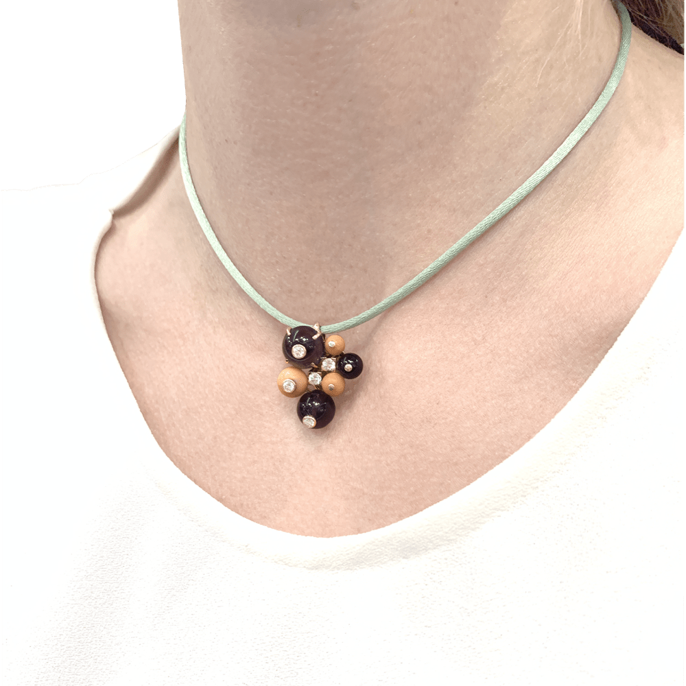 Pendentif CARTIER Délices de Goa en or jaune améthystes corail et diamants - Castafiore