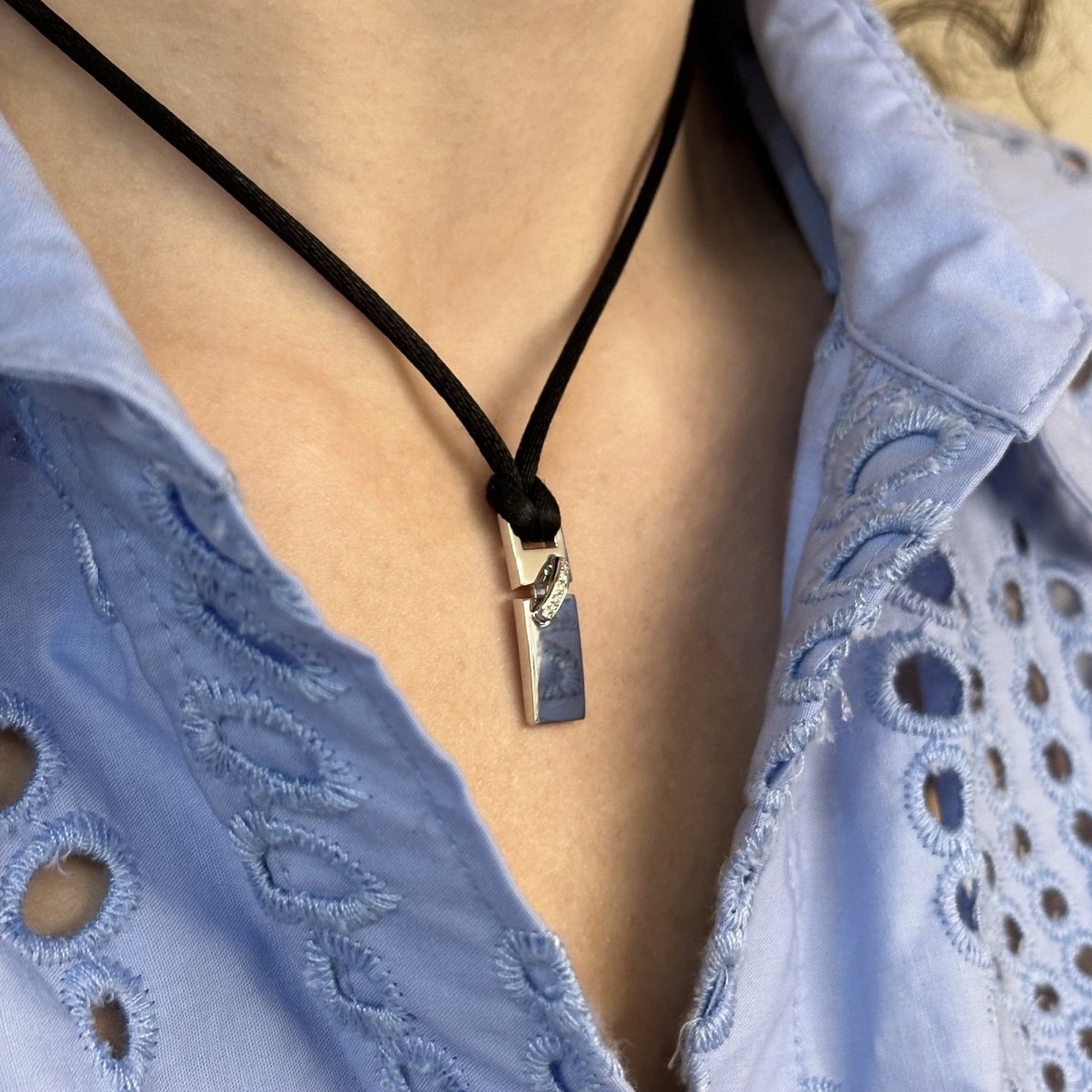 Pendentif Chaumet lien simple en or gris 18 Cts avec 0,05 Cts de diamants brillants G - VS de 2005. - Castafiore