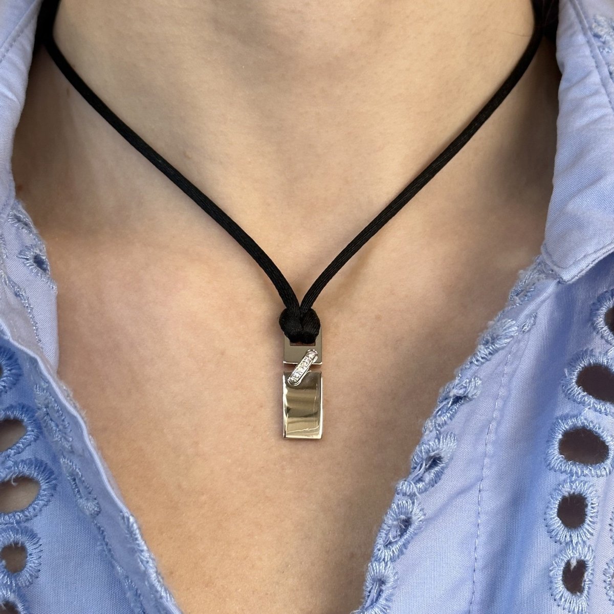 Pendentif Chaumet lien simple en or gris 18 Cts avec 0,05 Cts de diamants brillants G - VS de 2005. - Castafiore