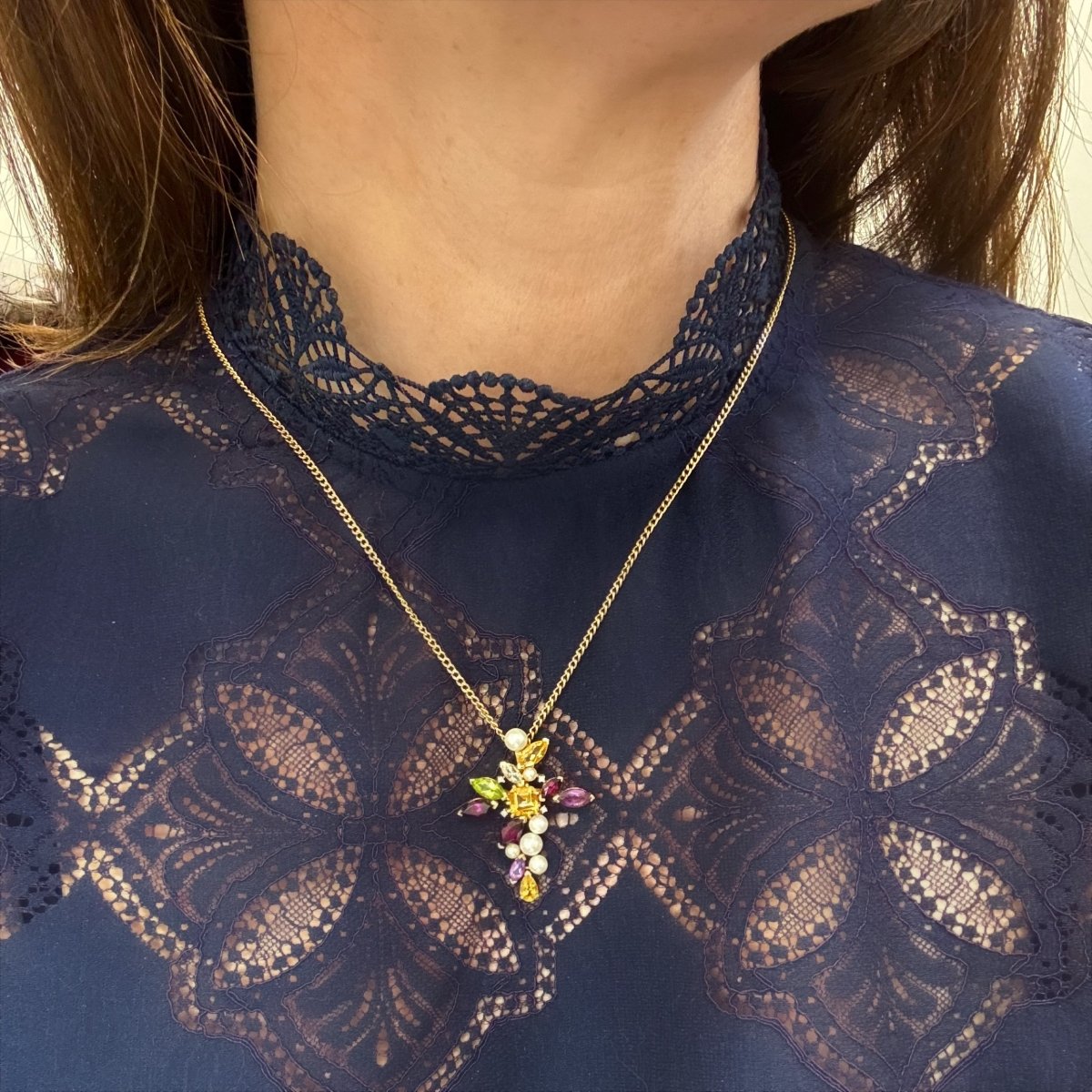 Pendentif CHRISTIAN LACROIX Croix multigemmes en or jaune - Castafiore