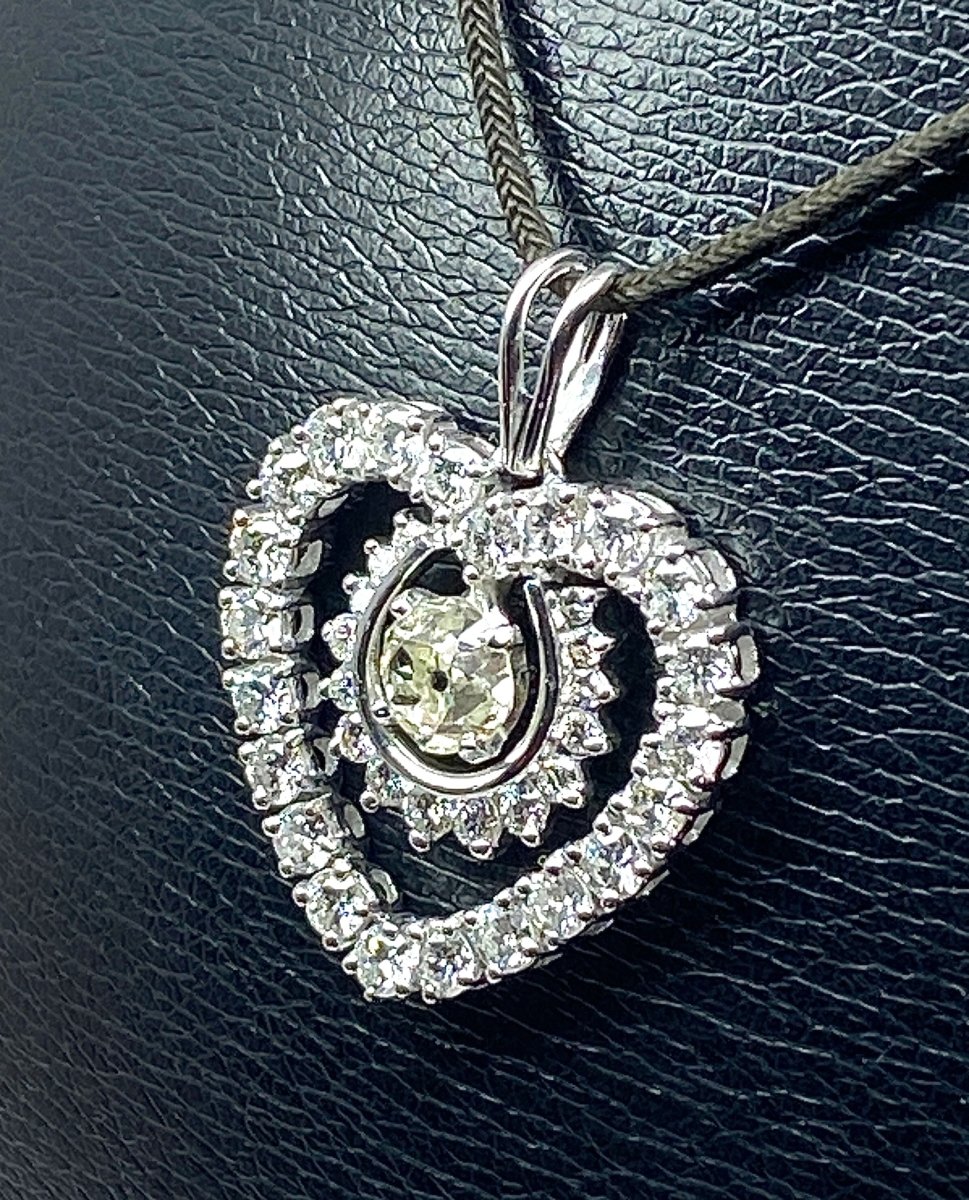 Pendentif coeur en or blanc 18 carats serti de diamants - Castafiore