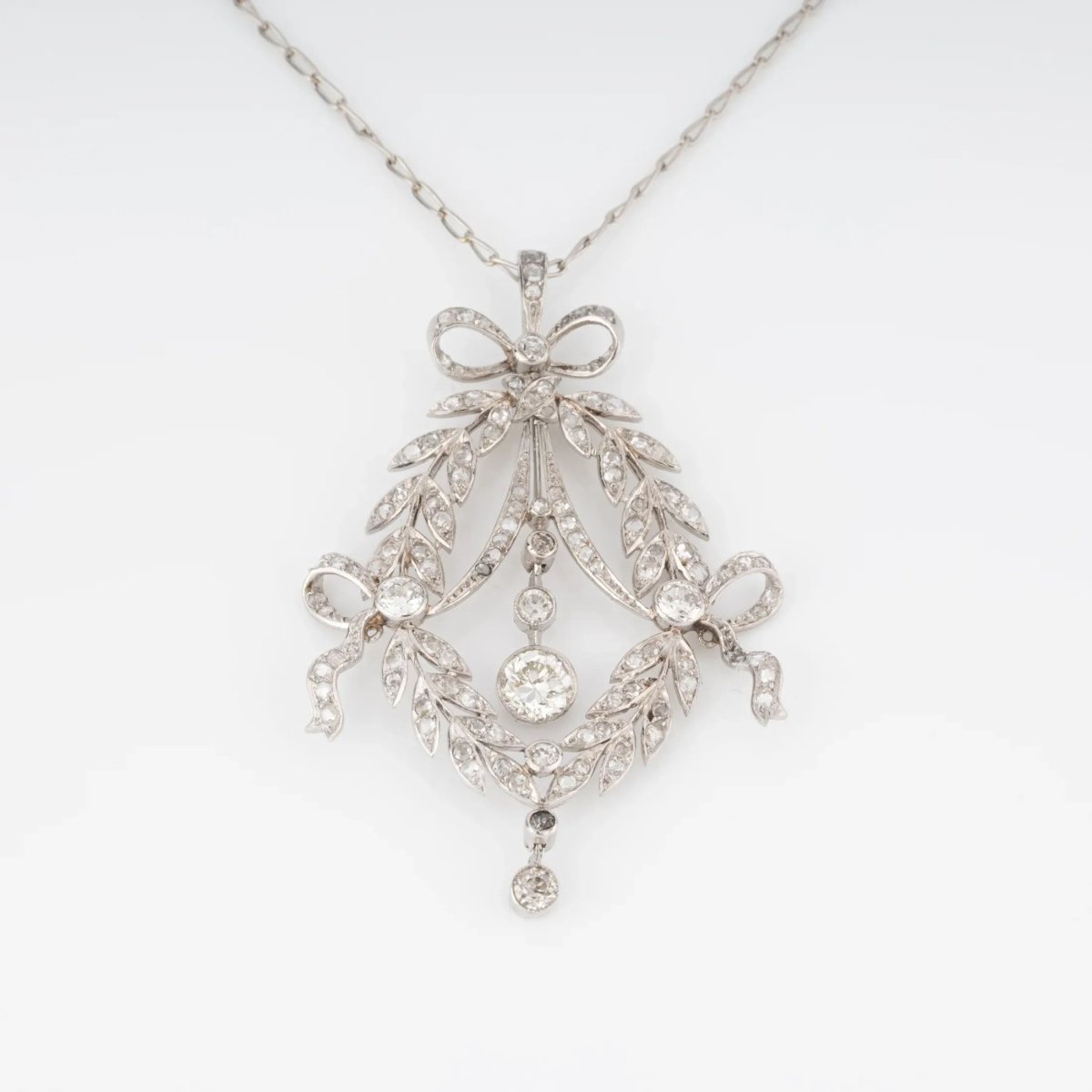 Pendentif corbeille en diamant et platine - Castafiore