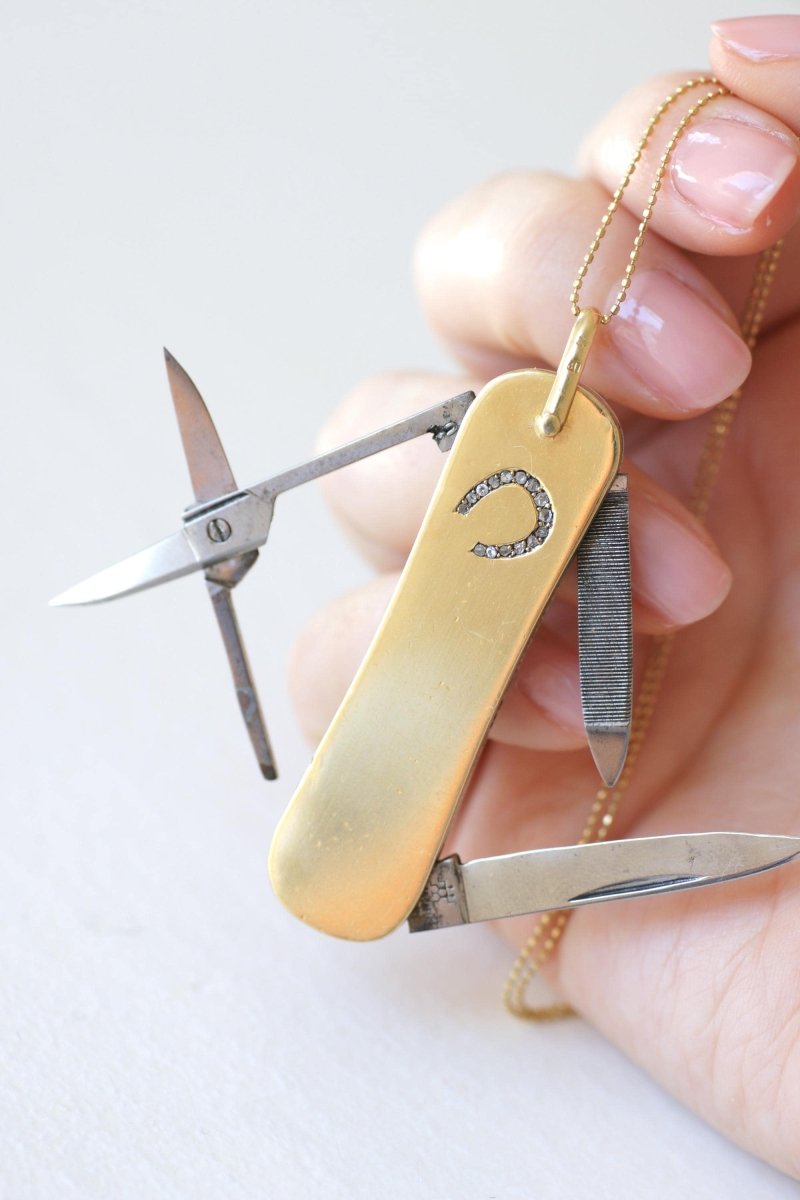 Pendentif Couteau Suisse Fer à Cheval Diamant sur Or Jaune JA Henckels - Castafiore