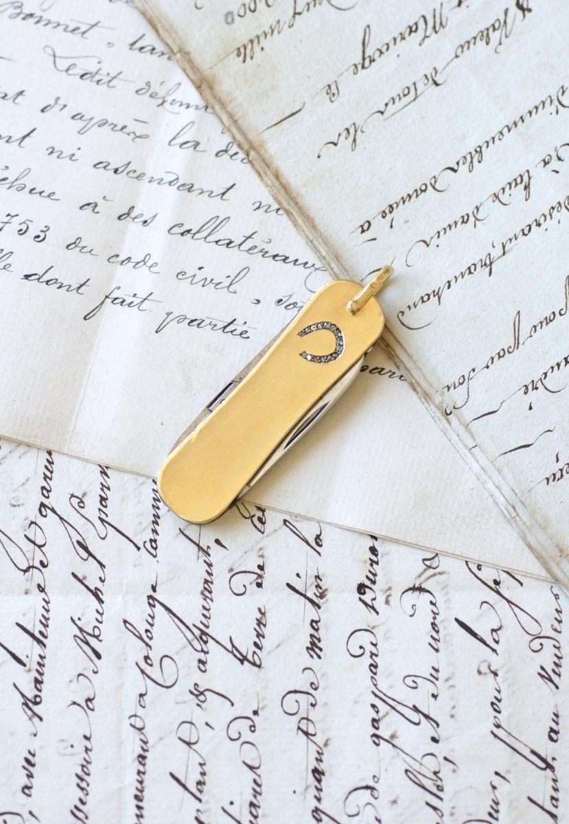 Pendentif Couteau Suisse Fer à Cheval Diamant sur Or Jaune JA Henckels - Castafiore