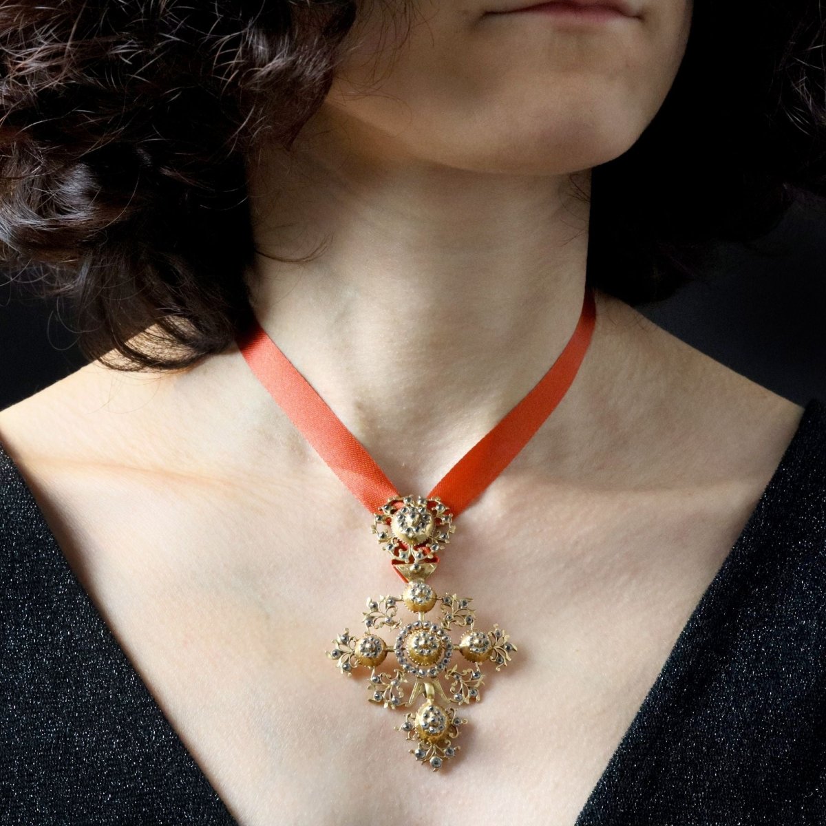 Pendentif croix régionale en or rose et strass - Castafiore