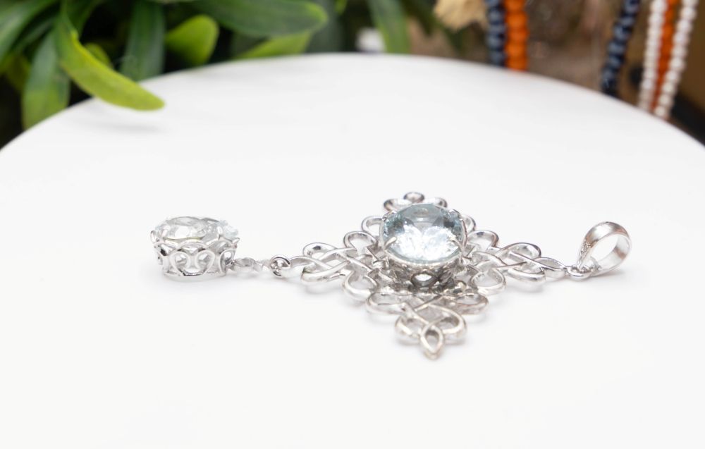 Pendentif Croix Rococo en or blanc et aigue - marine - Castafiore