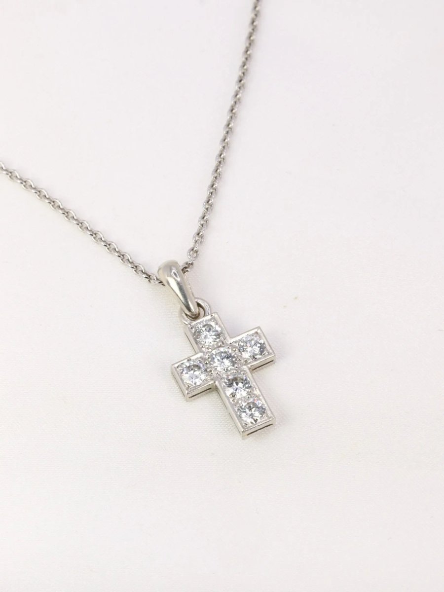 Pendentif croix vintage en or blanc et diamants taille brillant 1 ct - Castafiore