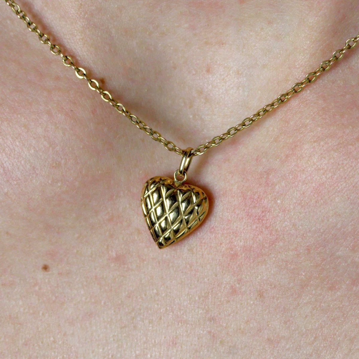 Pendentif cur or jaune ciselé - Castafiore