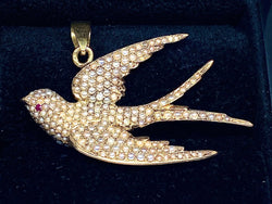 Pendentif en or 18 carats : hirondelle en perles fines et rubis - Castafiore