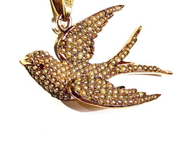 Pendentif en or 18 carats : hirondelle en perles fines et rubis - Castafiore