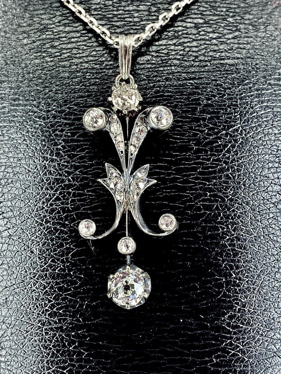 Pendentif en or et argent serti de diamants, avec chaîne. Epoque Napoléon III - Castafiore