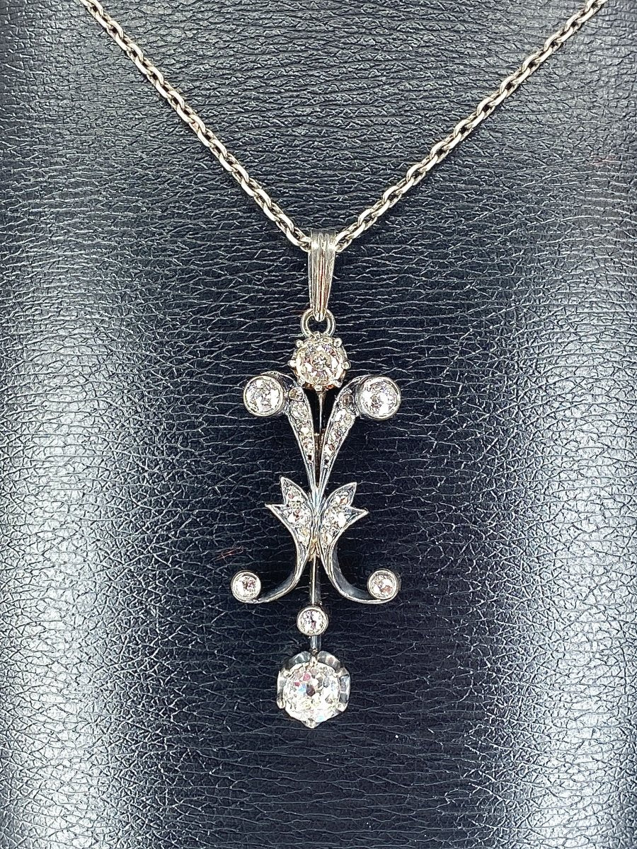 Pendentif en or et argent serti de diamants, avec chaîne. Epoque Napoléon III - Castafiore