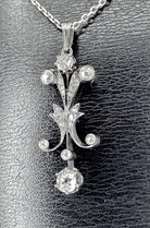 Pendentif en or et argent serti de diamants, avec chaîne. Epoque Napoléon III - Castafiore