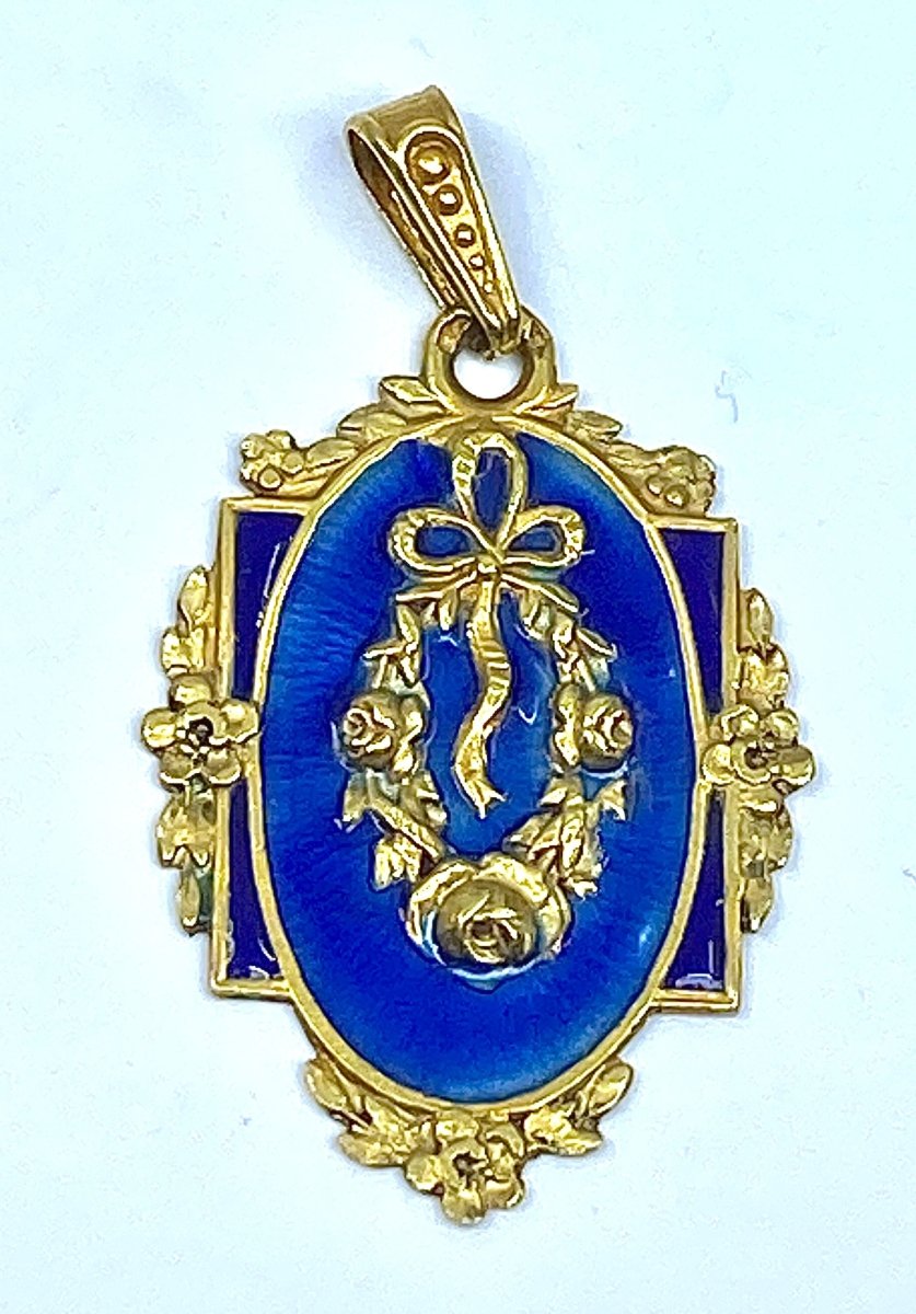 Pendentif en or jaune 18 carats en émail bleu. Epoque Napoléon III - Castafiore