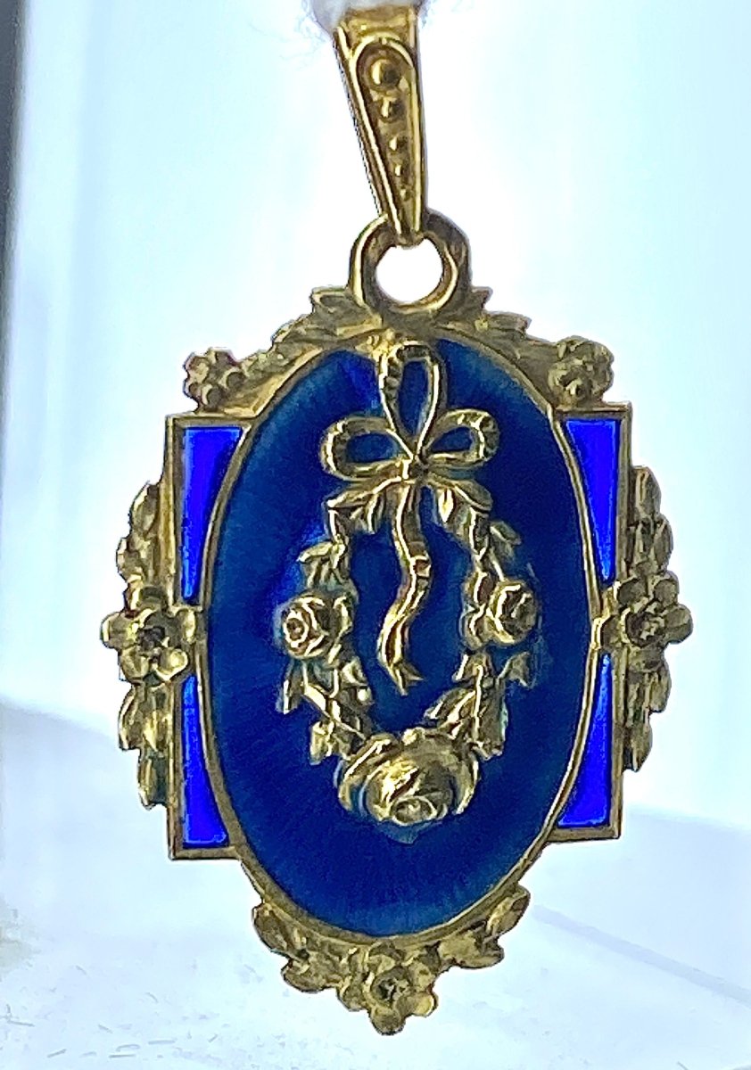 Pendentif en or jaune 18 carats en émail bleu. Epoque Napoléon III - Castafiore