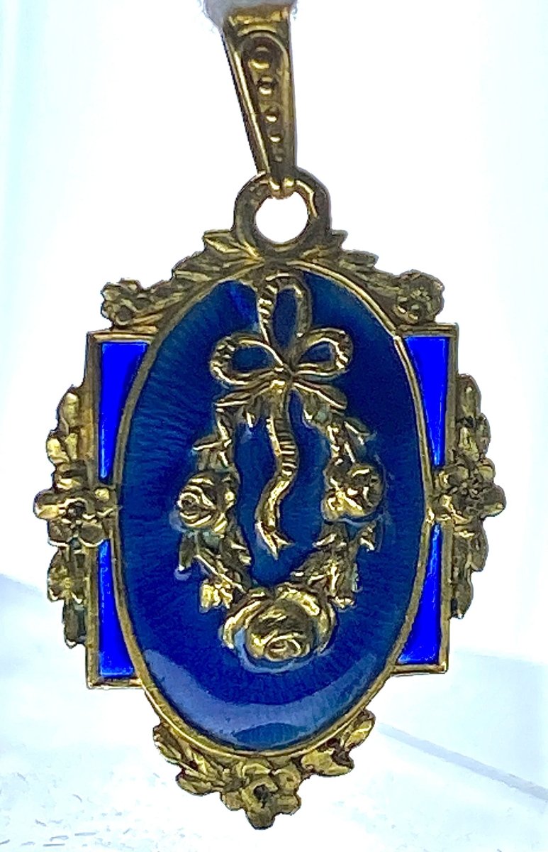 Pendentif en or jaune 18 carats en émail bleu. Epoque Napoléon III - Castafiore