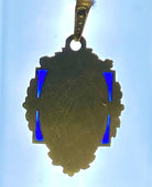 Pendentif en or jaune 18 carats en émail bleu. Epoque Napoléon III - Castafiore