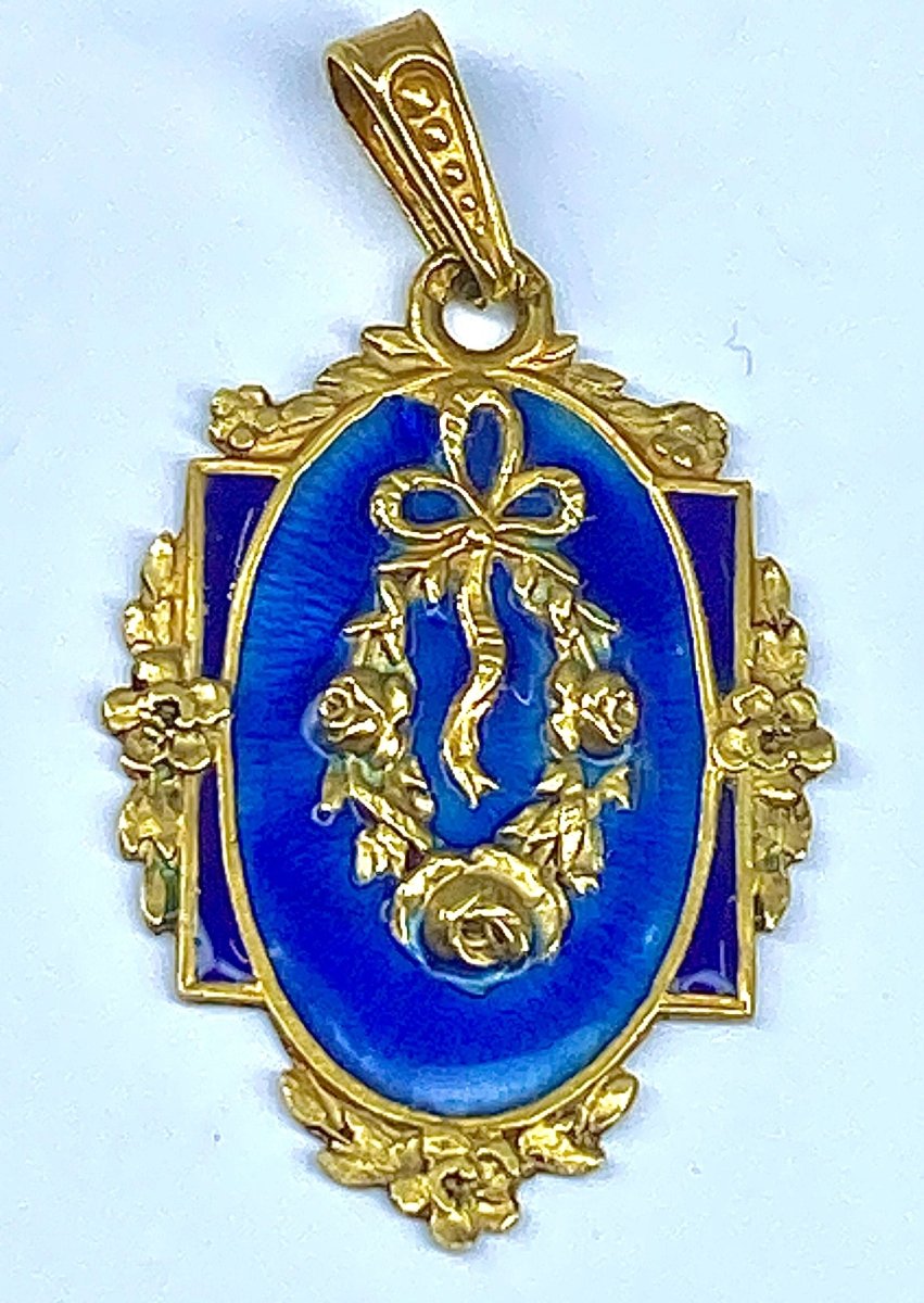 Pendentif en or jaune 18 carats en émail bleu. Epoque Napoléon III - Castafiore