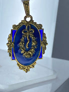 Pendentif en or jaune 18 carats en émail bleu. Epoque Napoléon III - Castafiore