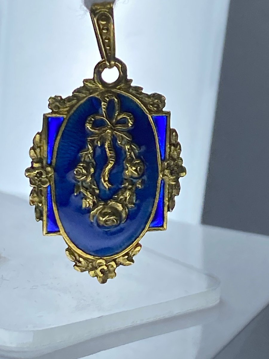 Pendentif en or jaune 18 carats en émail bleu. Epoque Napoléon III - Castafiore