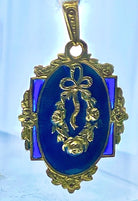 Pendentif en or jaune 18 carats en émail bleu. Epoque Napoléon III - Castafiore