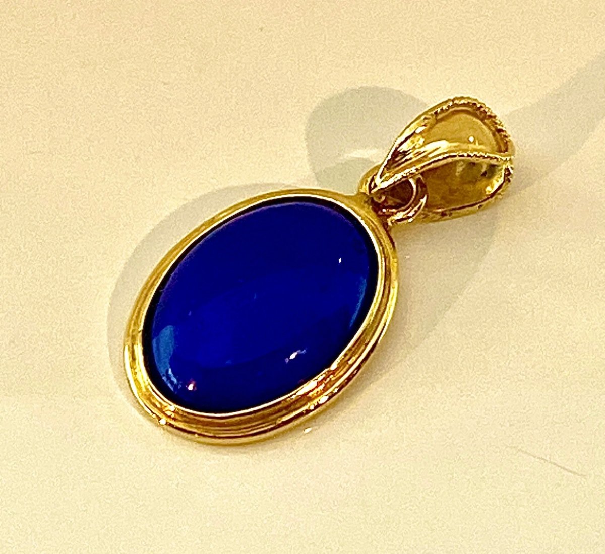 Pendentif en or jaune 18 carats et cabochon en lapis lazuli - Castafiore