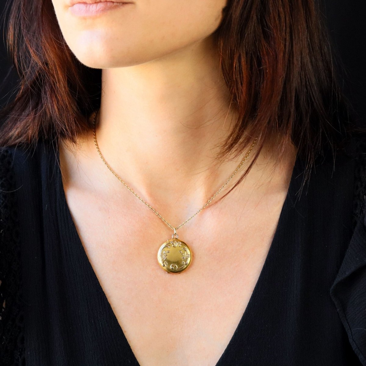Round medallion yellow gold former