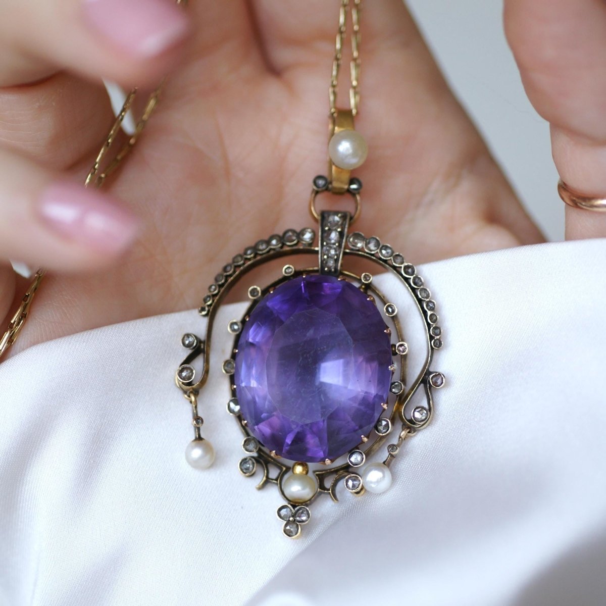 Pendentif en or jaune, argent, améthyste, perle, et diamants - Castafiore