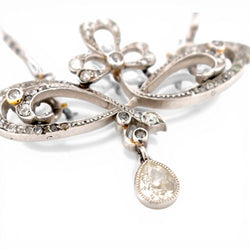 Pendentif en or jaune, corail et diamants