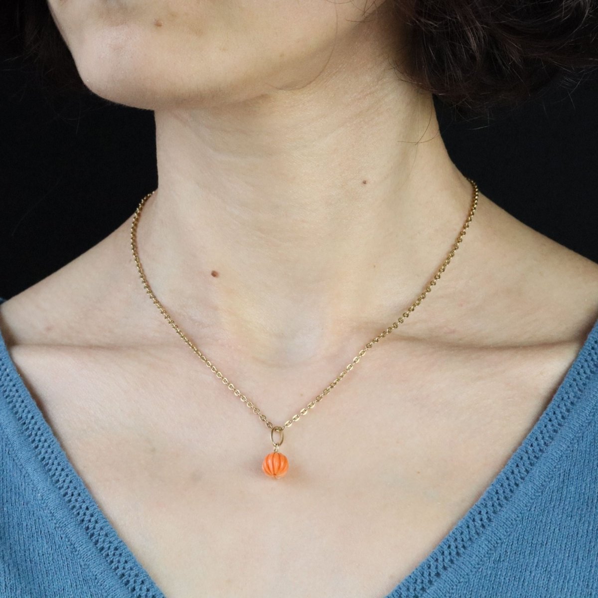 Charm yellow gold of engraved coral