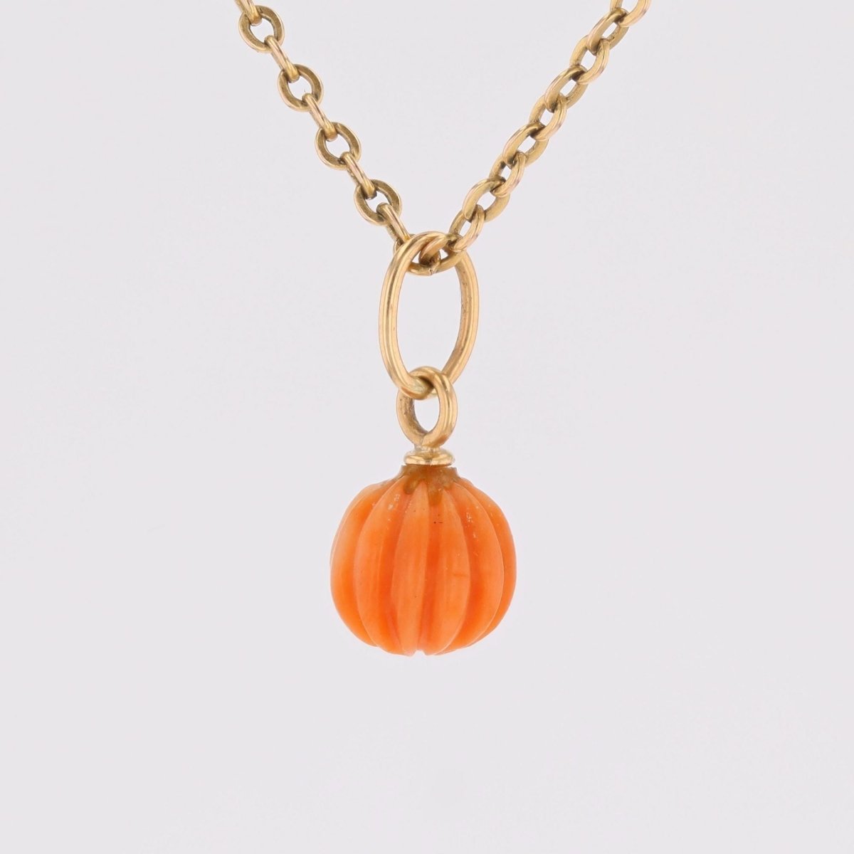 Charm yellow gold of engraved coral