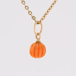 Charm yellow gold of engraved coral