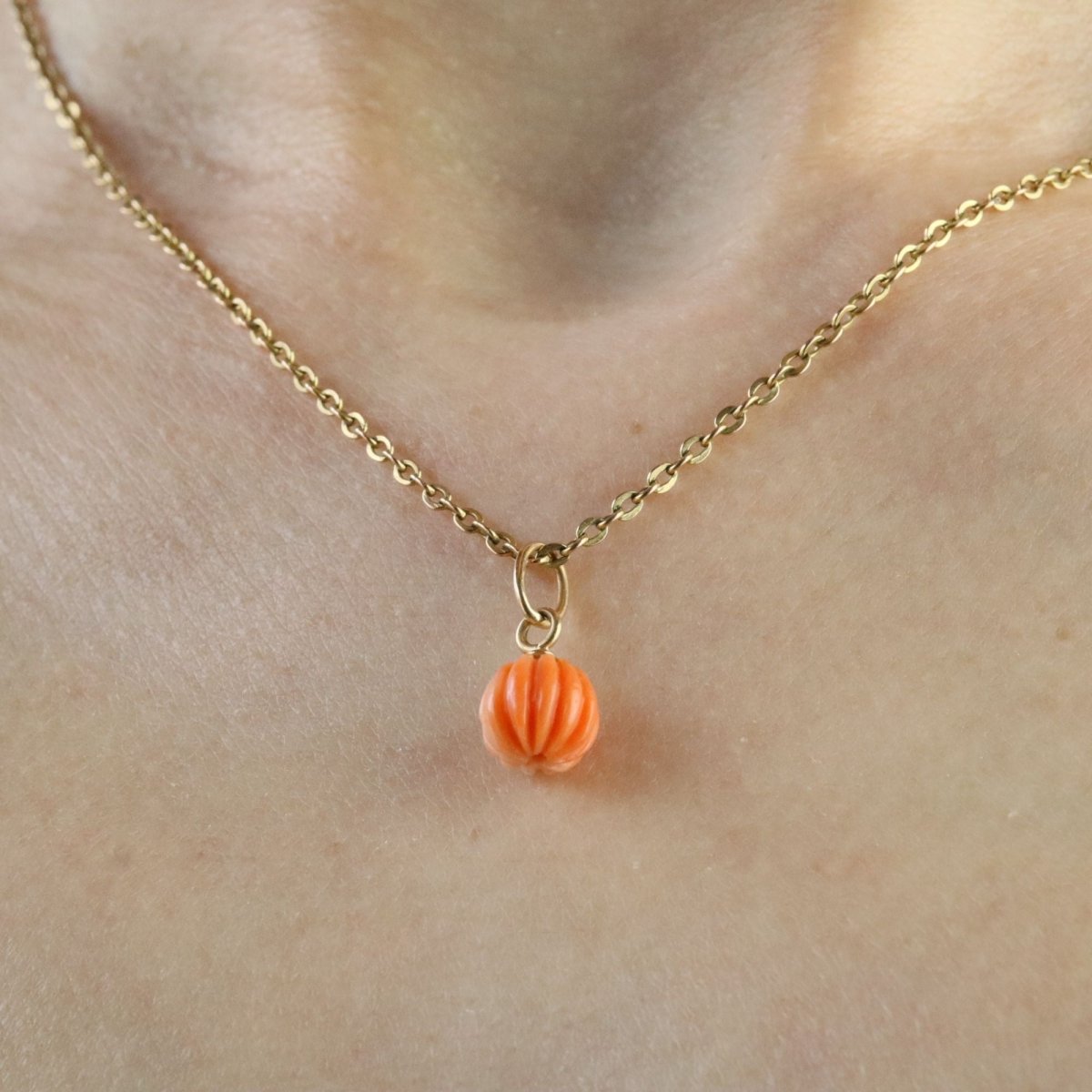 Charm yellow gold of engraved coral