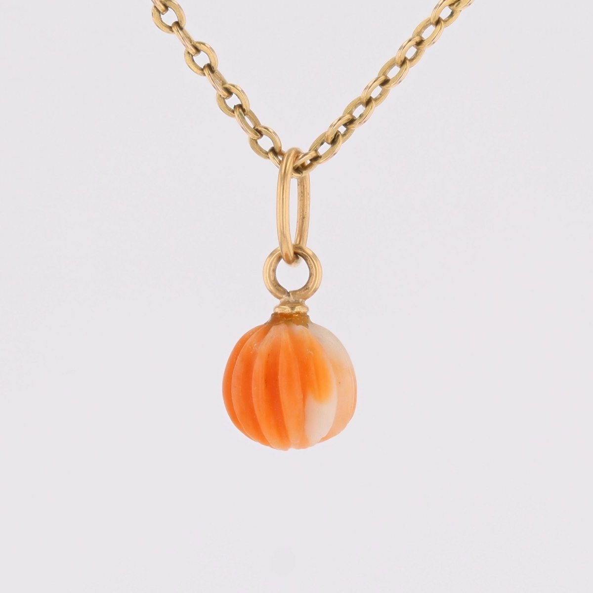 Charm yellow gold of engraved coral
