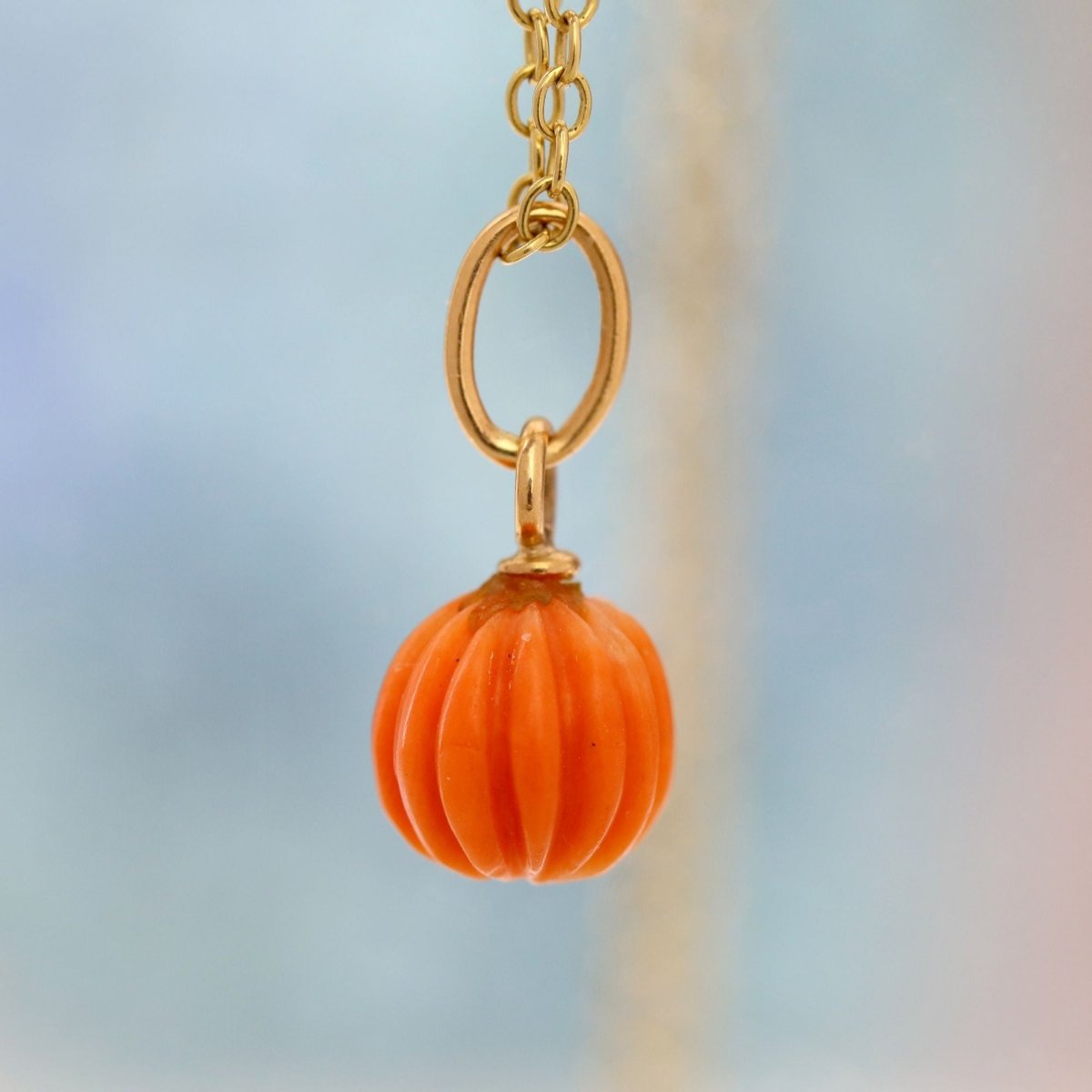 Charm yellow gold of engraved coral