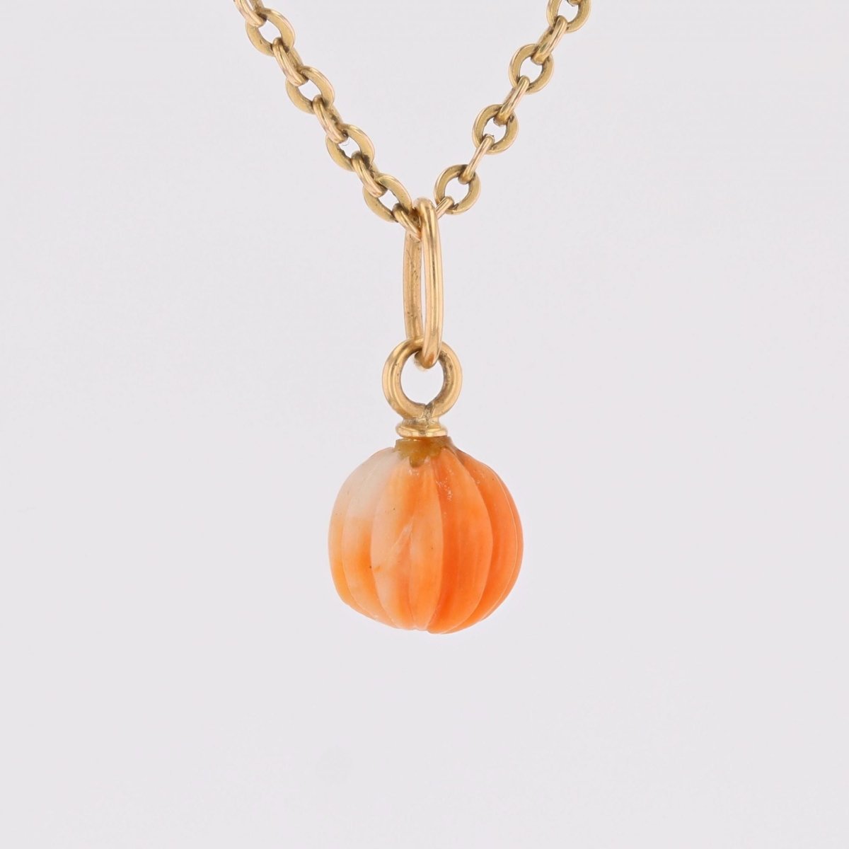 Charm yellow gold of engraved coral