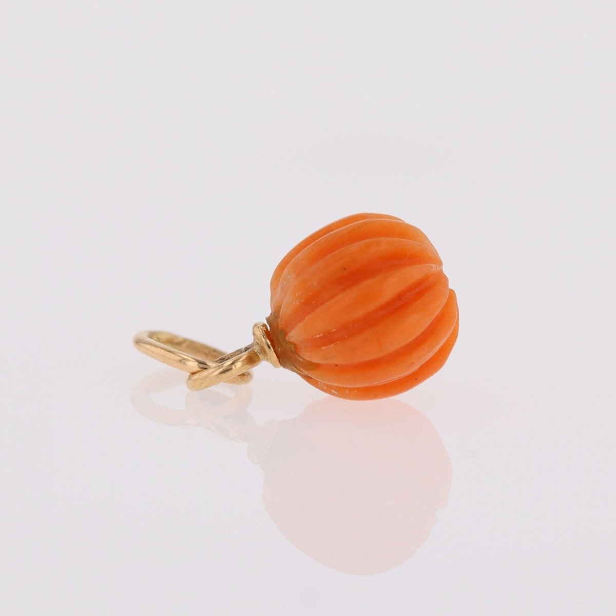 Charm yellow gold of engraved coral