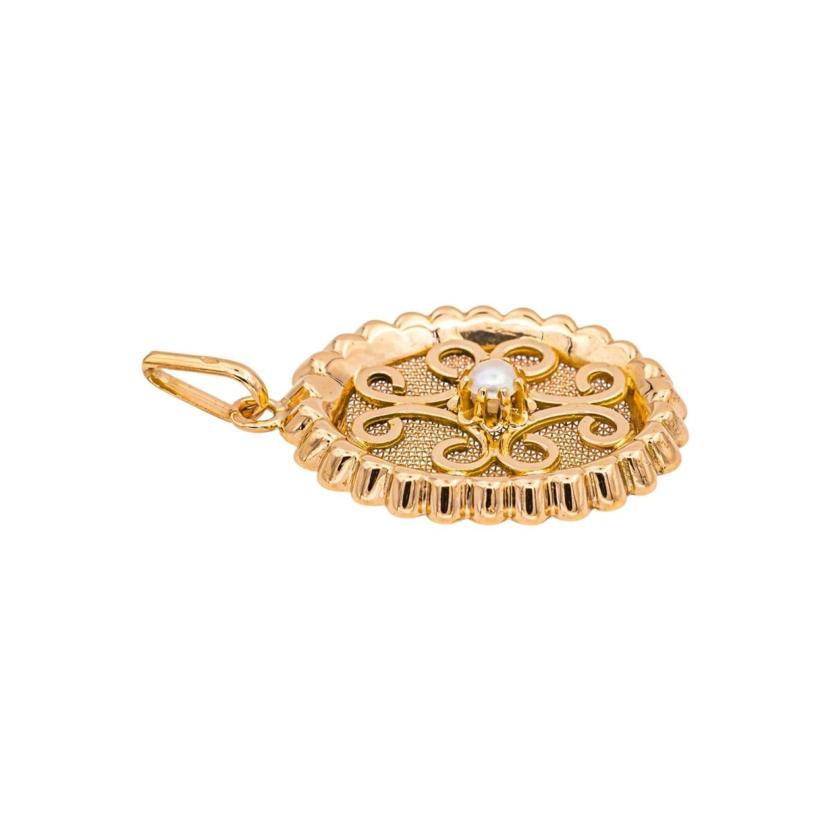 Yellow gold half pearl pendant