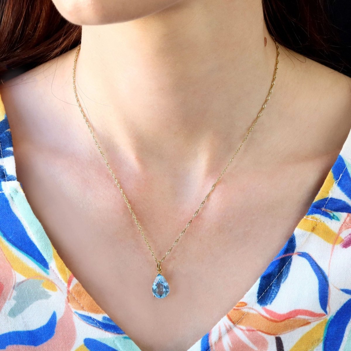 Pear-cut topaz pendant with twisted chain yellow gold