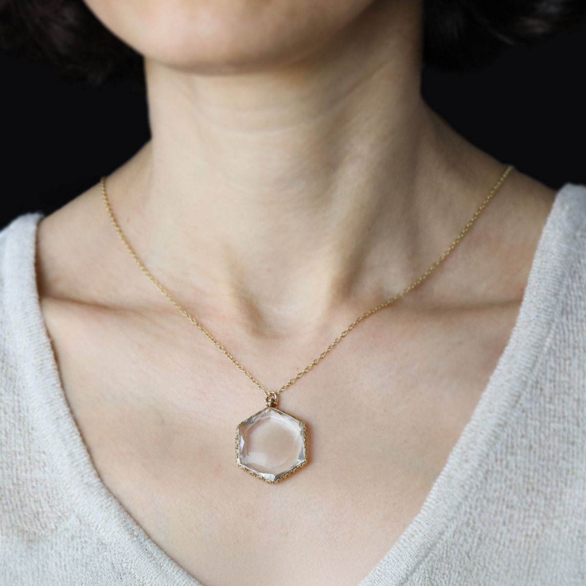 Hexagonal glass pendant yellow gold chiseled