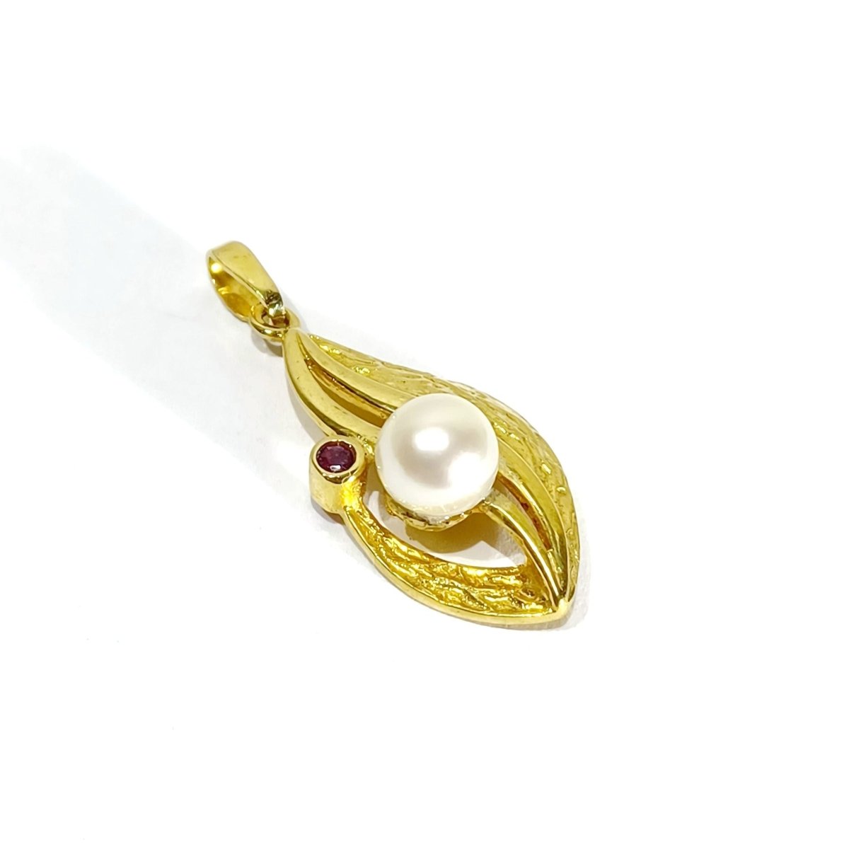 Pendentif en or jaune, perle et grenat - Castafiore