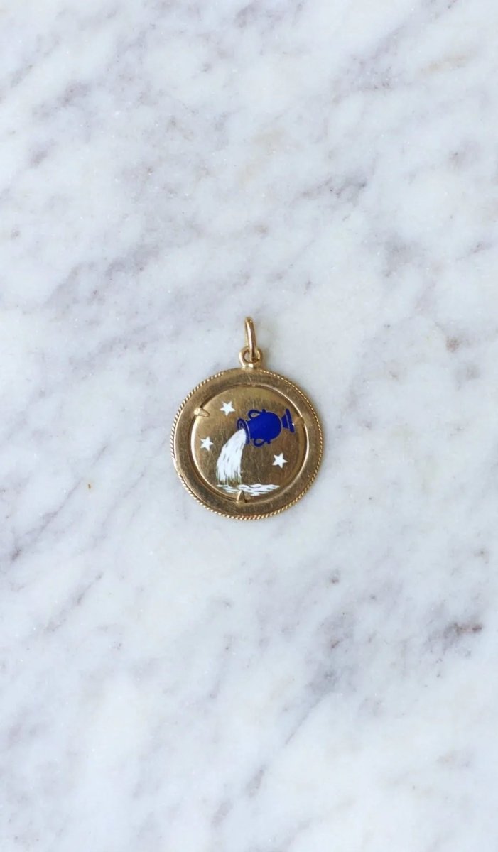 Pendentif médaille astrologique Verseau, or et émail - Castafiore