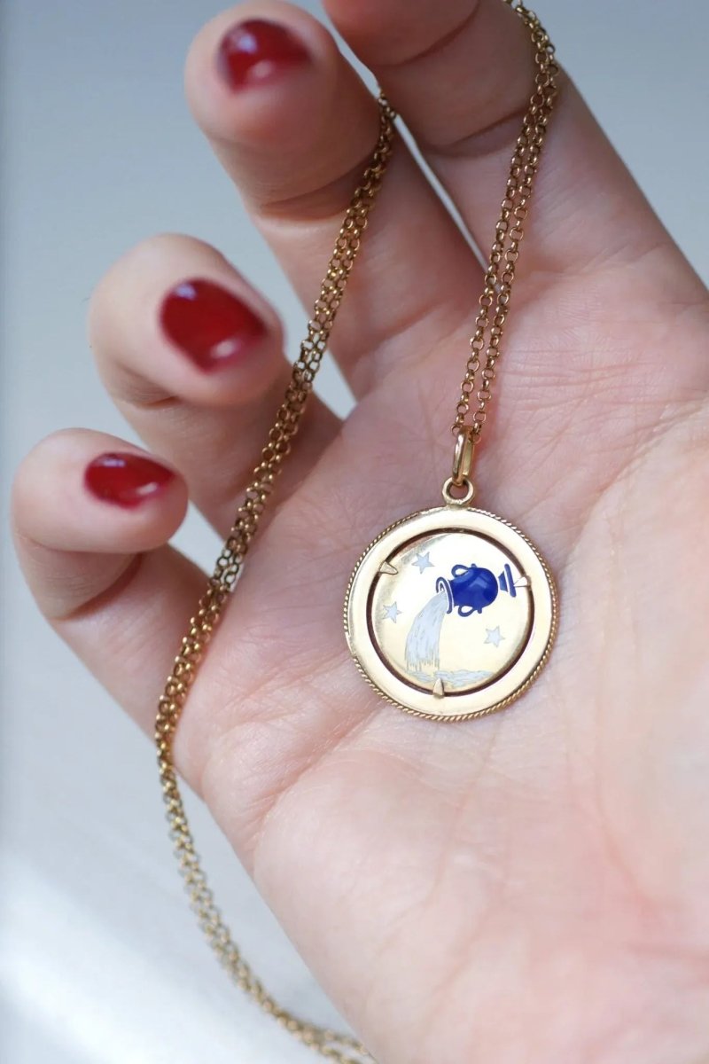Pendentif médaille astrologique Verseau, or et émail - Castafiore