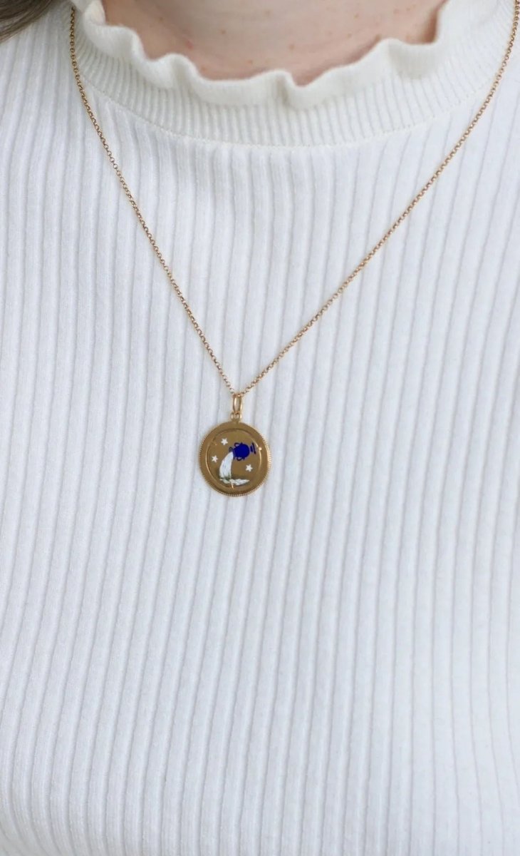Pendentif médaille astrologique Verseau, or et émail - Castafiore