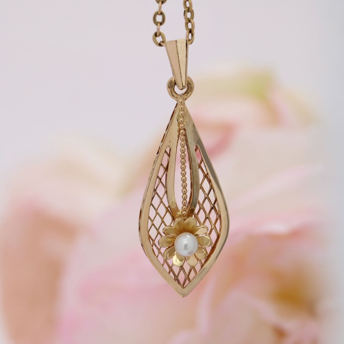 Pendentif or ajouré fleur et sa perle de culture - Castafiore