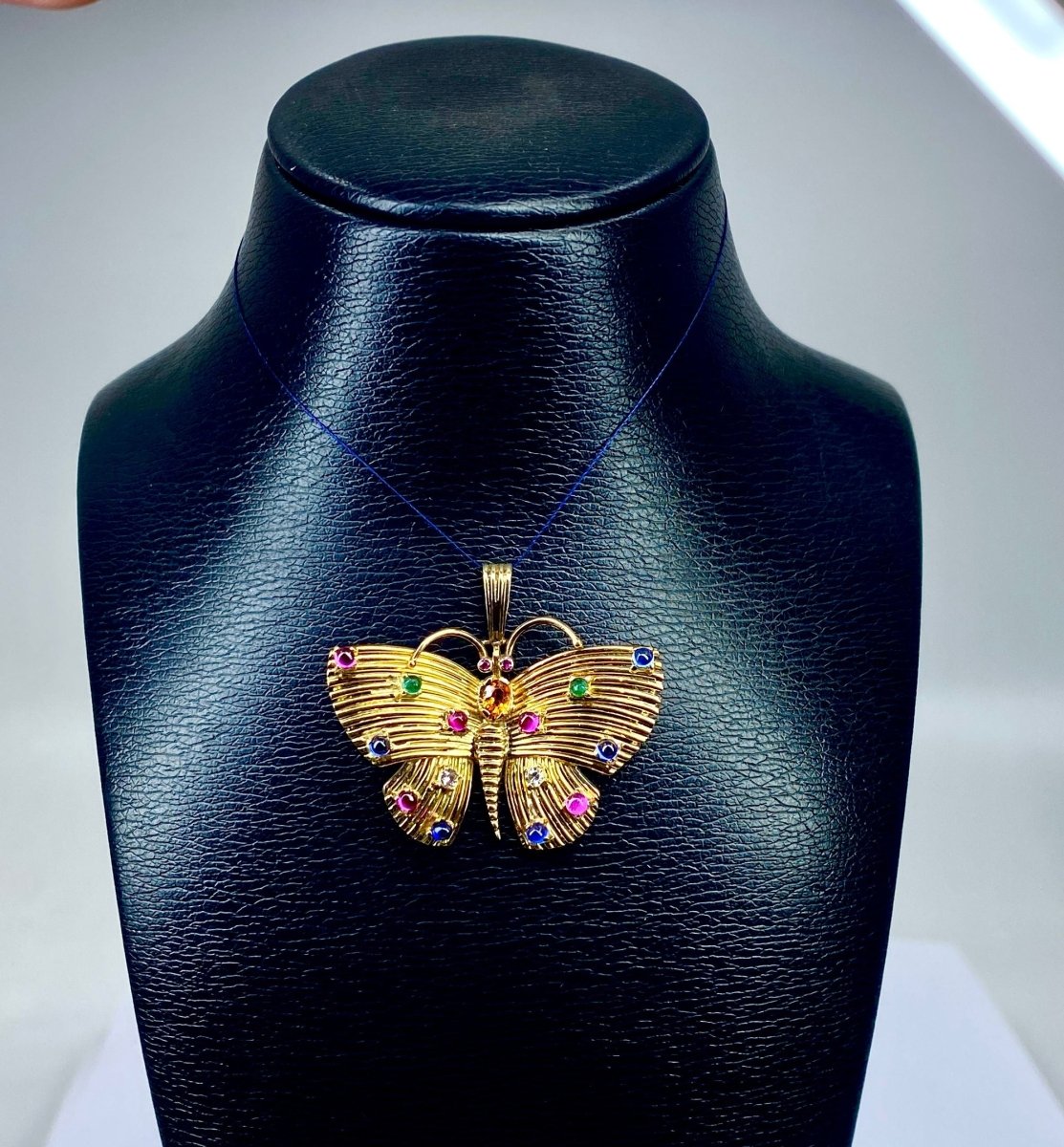 Pendentif papillon en or jaune 18 carats et pierres précieuses - Castafiore