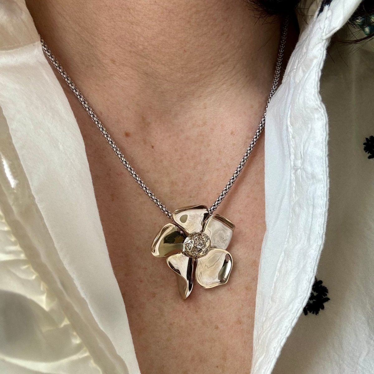 Pendentif POIRAY "Fleur" en or blanc et diamants - Castafiore