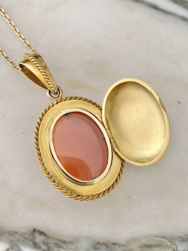 Pendentif porte - photo en or jaune 18k sertie d'un camée en Agate - Castafiore