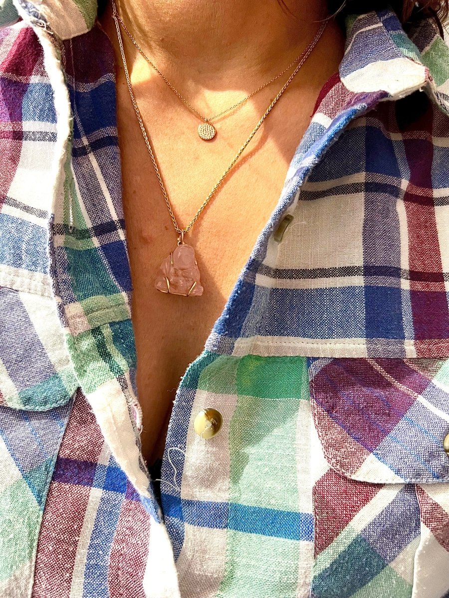 Pendentif représentant un Bouddha quartz rose sculptée - Castafiore